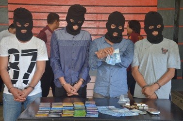 Empat tersangka dan barang bukti yang diamankan di Mapolresta Jambi